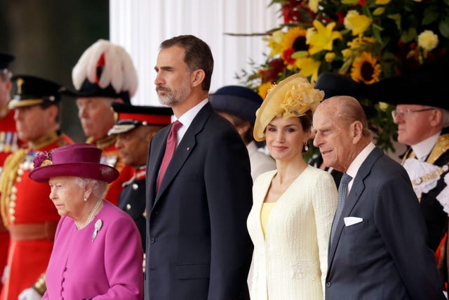 el rey felipe vi y la reina letizia  en una visita oficial a la reina isabel ii y al duque de edimburgo