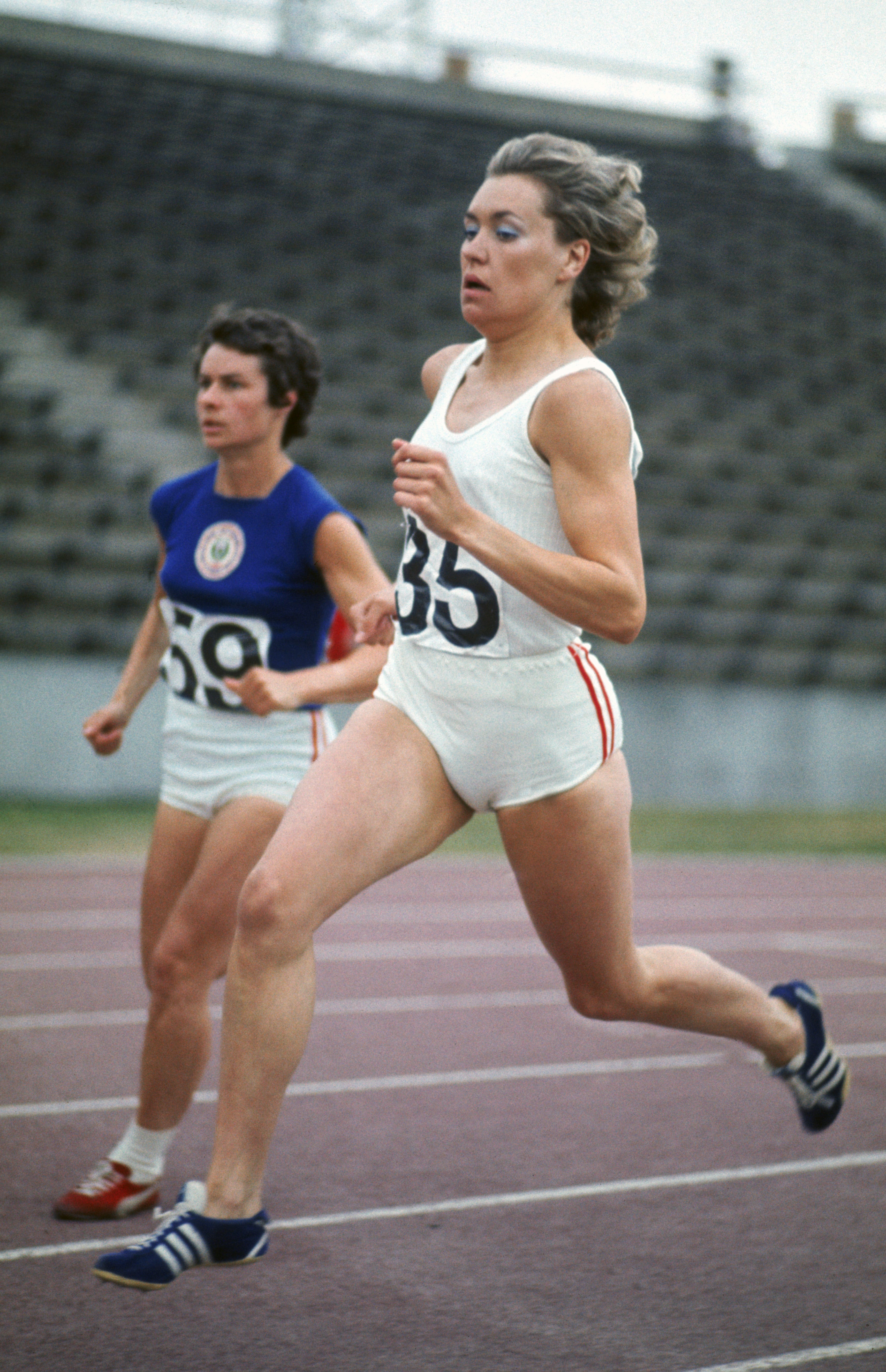 la atleta británica lilian board corre vestida de blanco en 1960