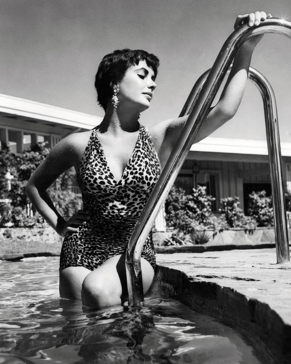 liz taylor con bañador de estampado de leopardo en 1955﻿