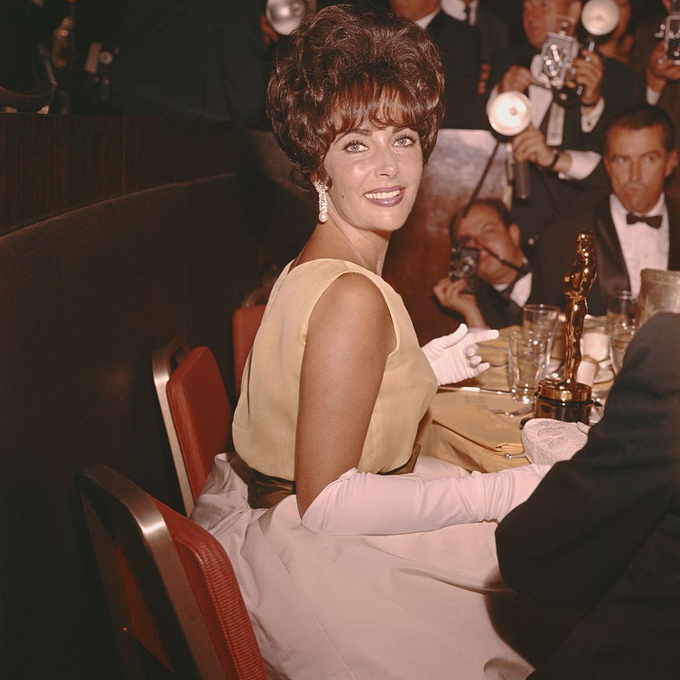 vintage oscars photos, elizabeth taylor with oscar