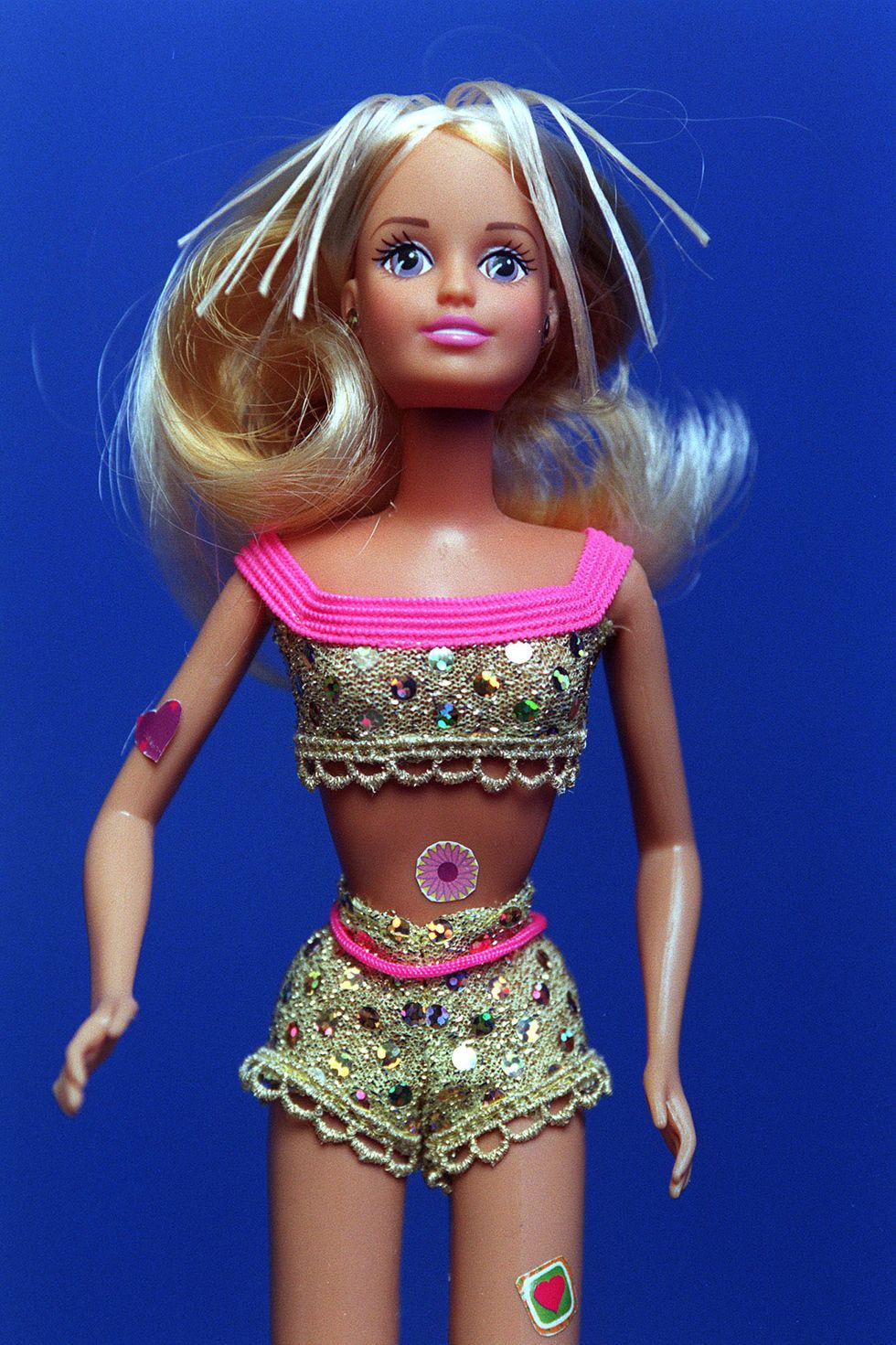 《﻿barbie芭比》電影你不知道的5個冷知識！芭比娃娃也有扁平足，瑪格羅比預告泳衣在致敬「她」