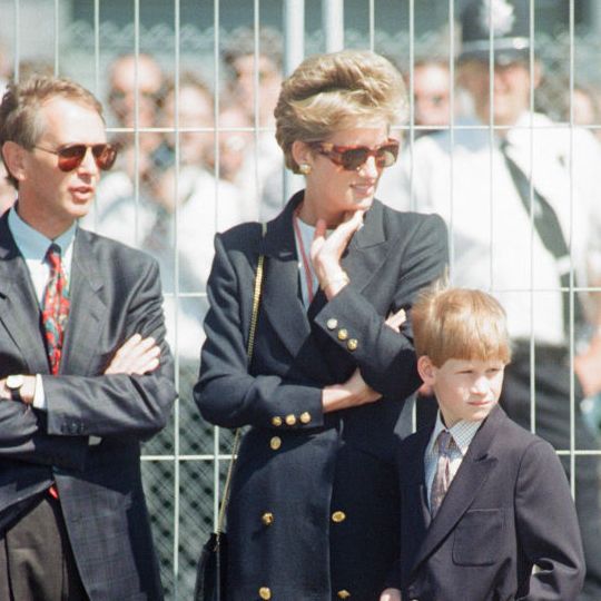 米テキサス州オースティンで開催されたフォーミュラ1（f1）アメリカ・グランプリの会場に、ヘンリー王子がメルセデス・チームのゲストとしてサプライズ登場しました。1993年に初めて、母のダイアナ妃とともにイギリス・グランプリの会場を訪問した9歳のとき以来、王子はf1に高い関心をもち続けているようです。
