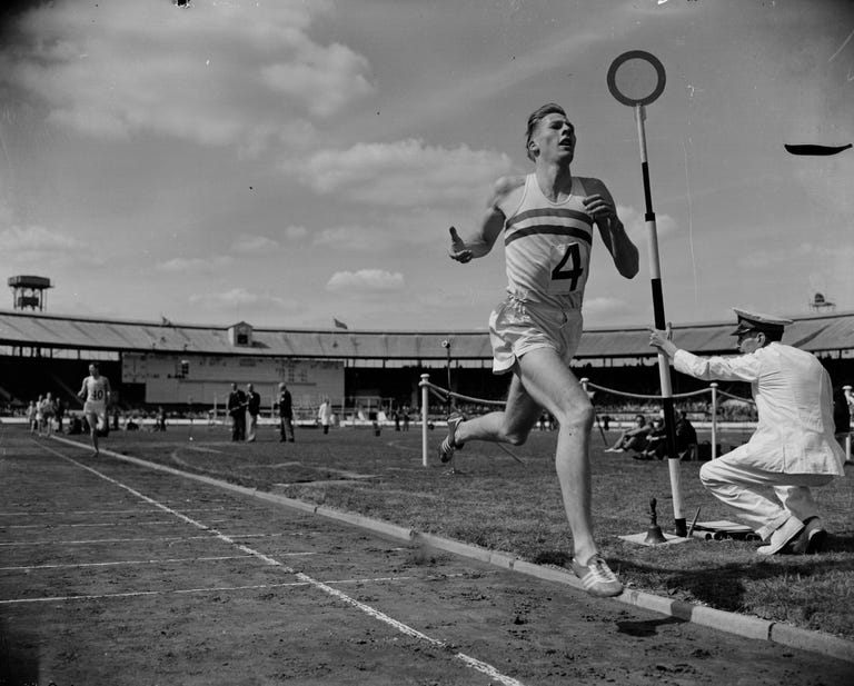 roger bannister, el primer hombre que bajo de los cuatro minutos en la milla el 6 de mayo de 1954