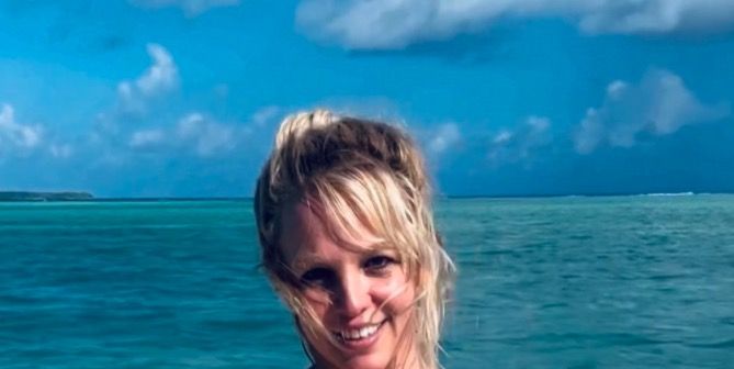 Britney Spears shares totally naked swimming photos 