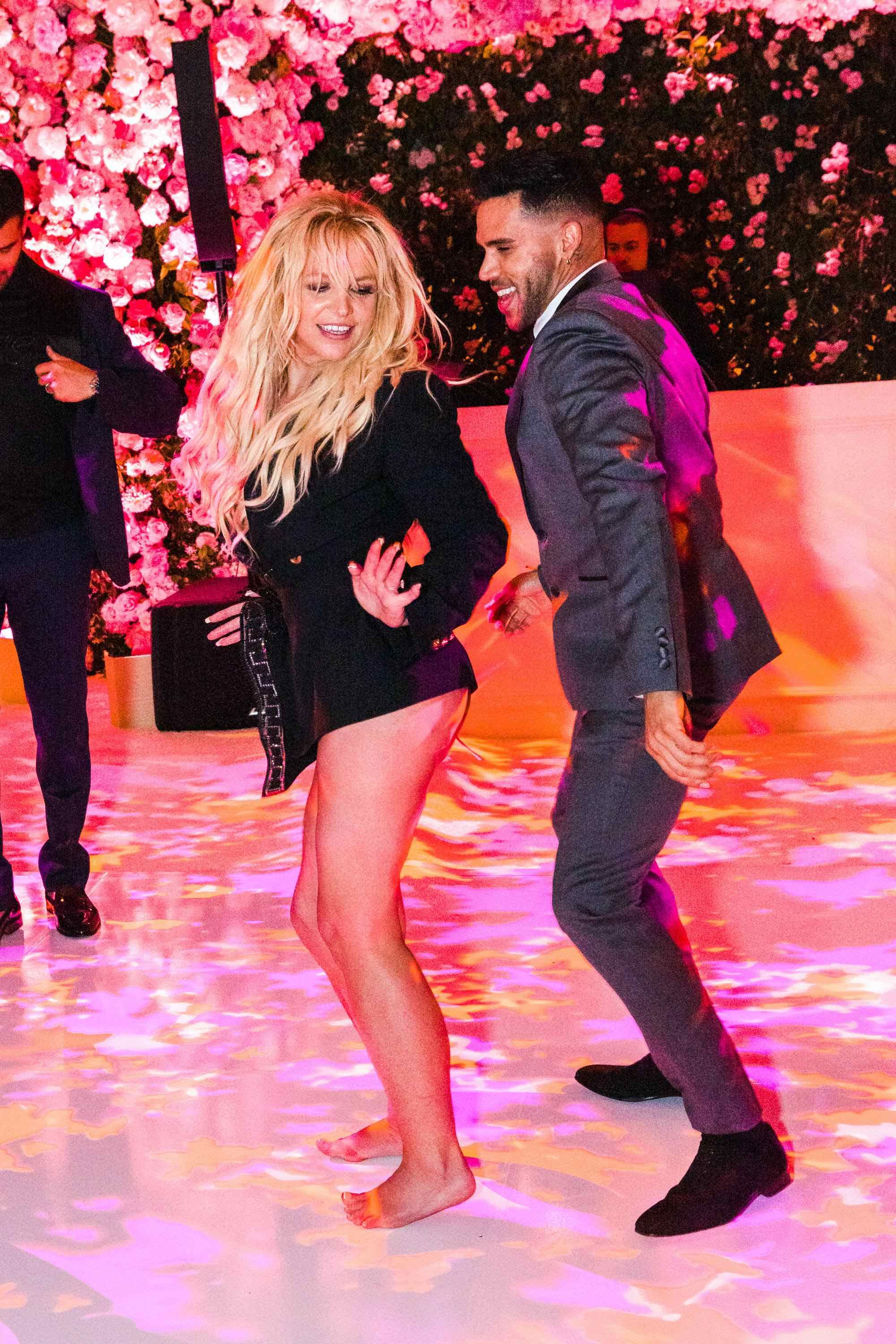 Britney Spears Upskirt Ass - Britney Spears Dances Pantless At Her Wedding In New Photos