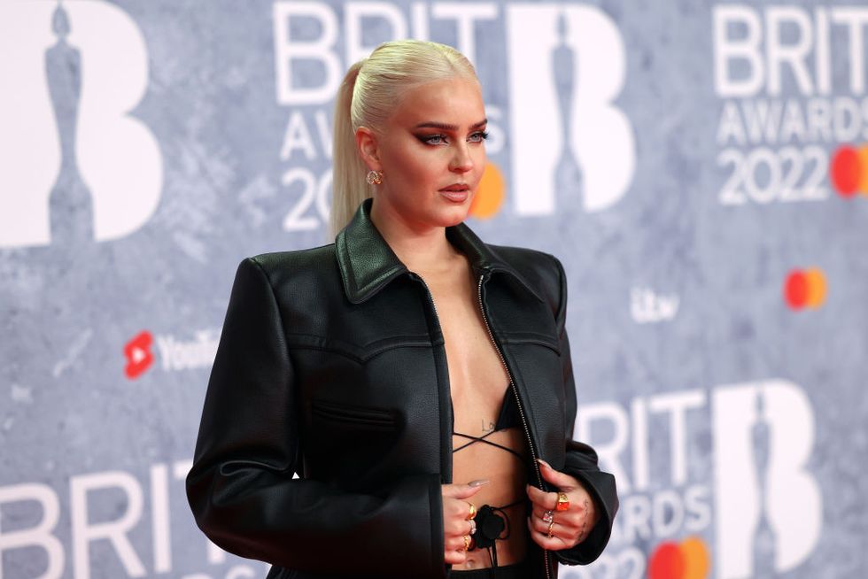 brits anne marie fans show support after singer trips on step