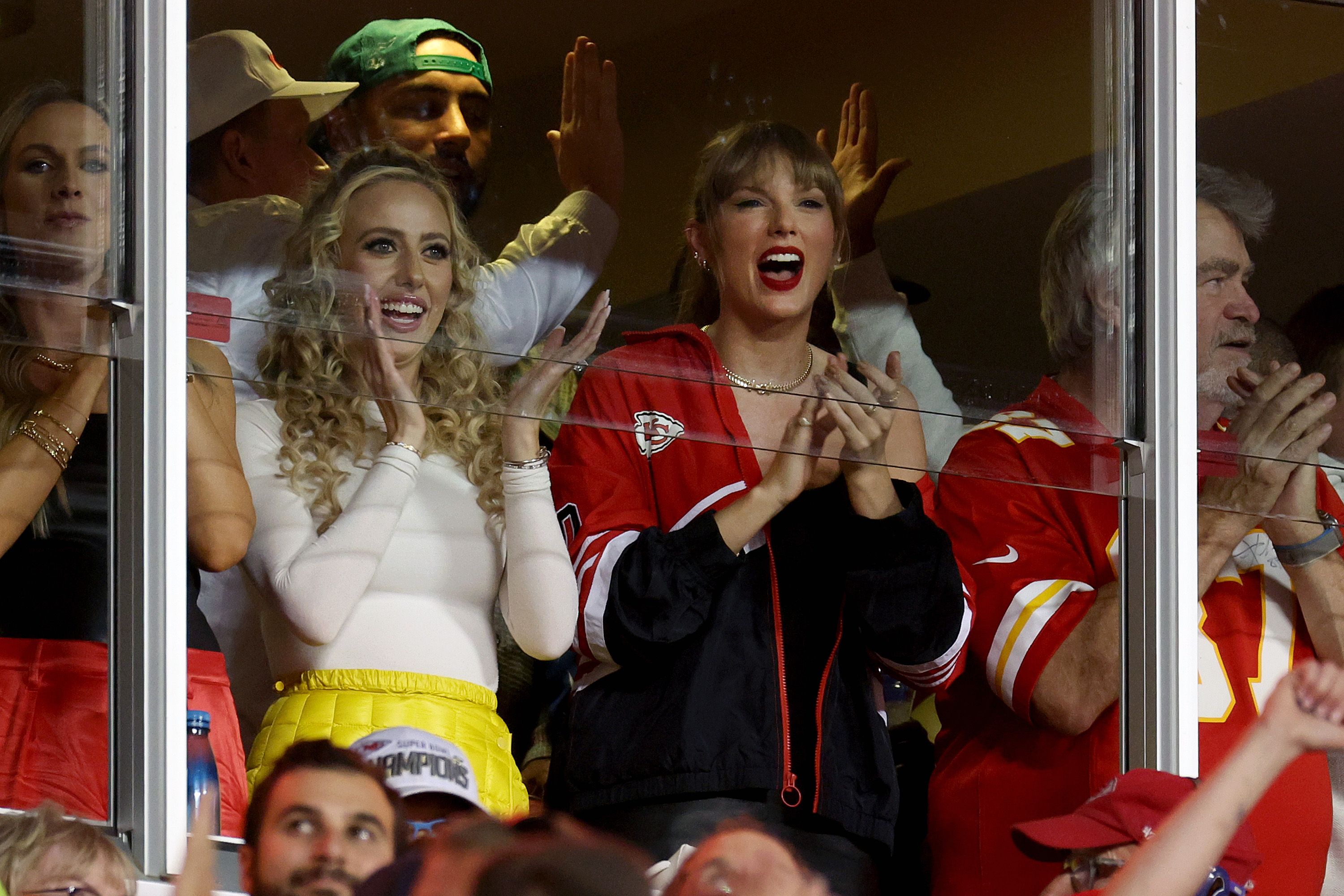 Taylor Swift Wore These New Balance 550 Sneakers at the Chiefs Game With  Travel Kelce