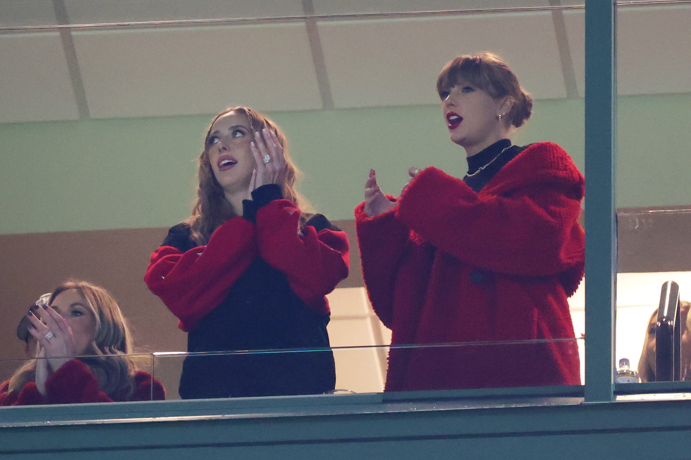  Taylor Swift Showed Up to Support Travis Kelce at the Chiefs Game Wearing a Cherry Red Coat