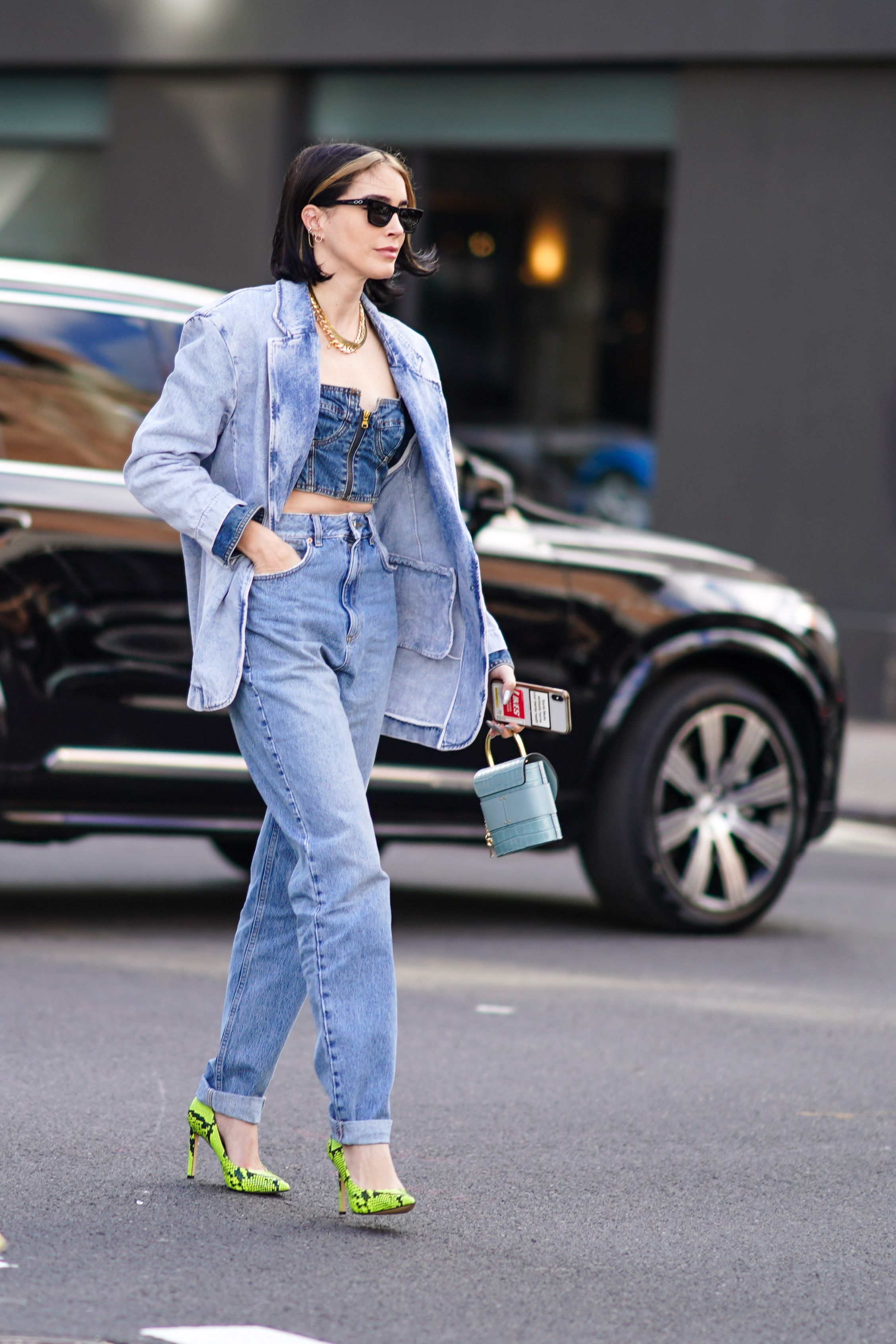 Disfrutando De Su Traje. Linda Chica Usa Ropa De Moda Para El