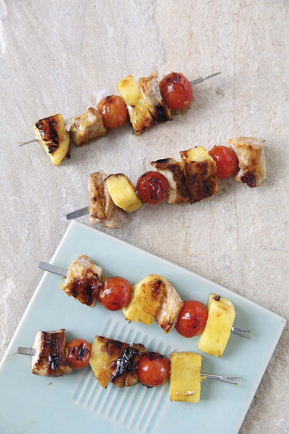 Brochetas de cerdo y fruta