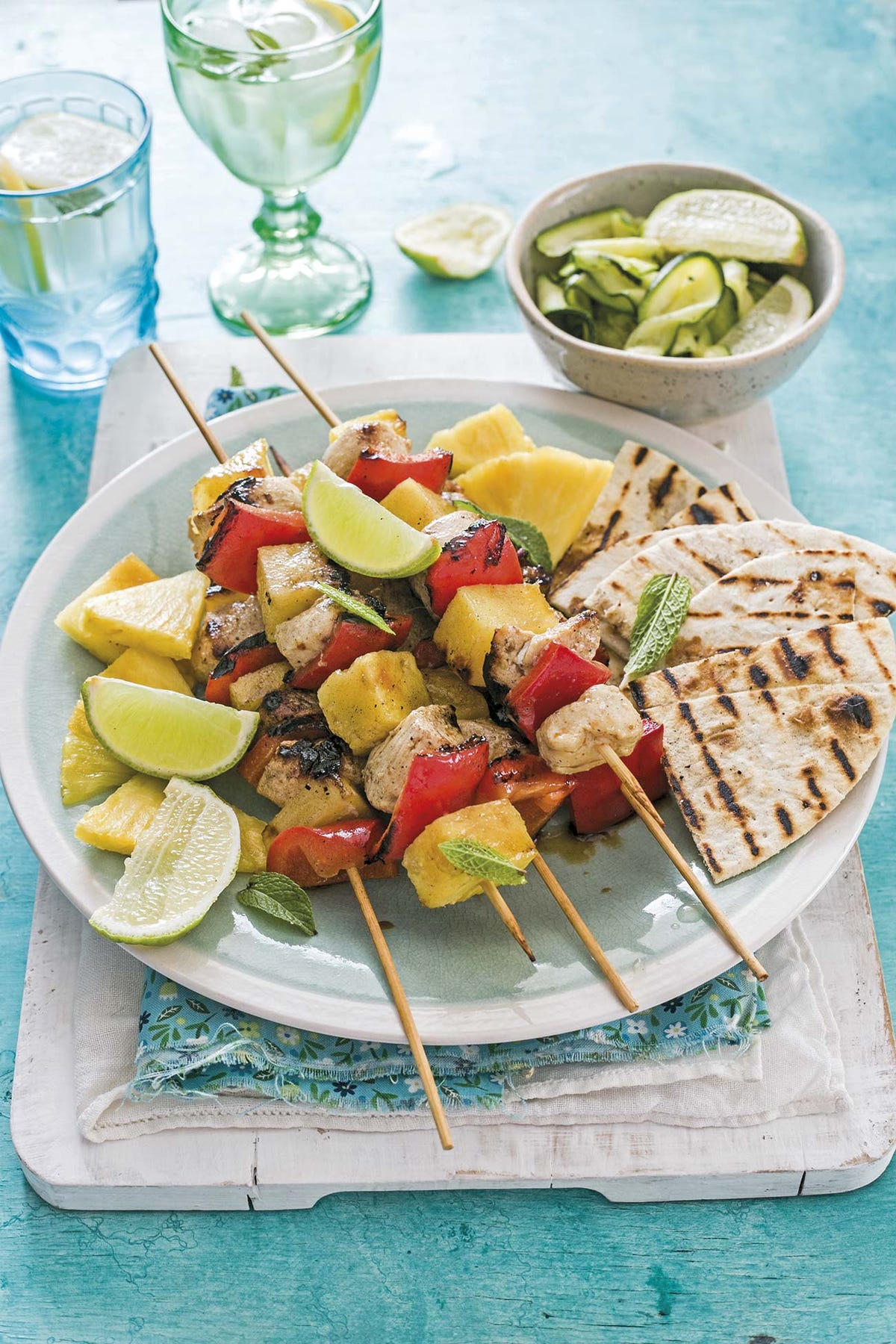 Platos dulces y salados con frutas tropicales y exóticas