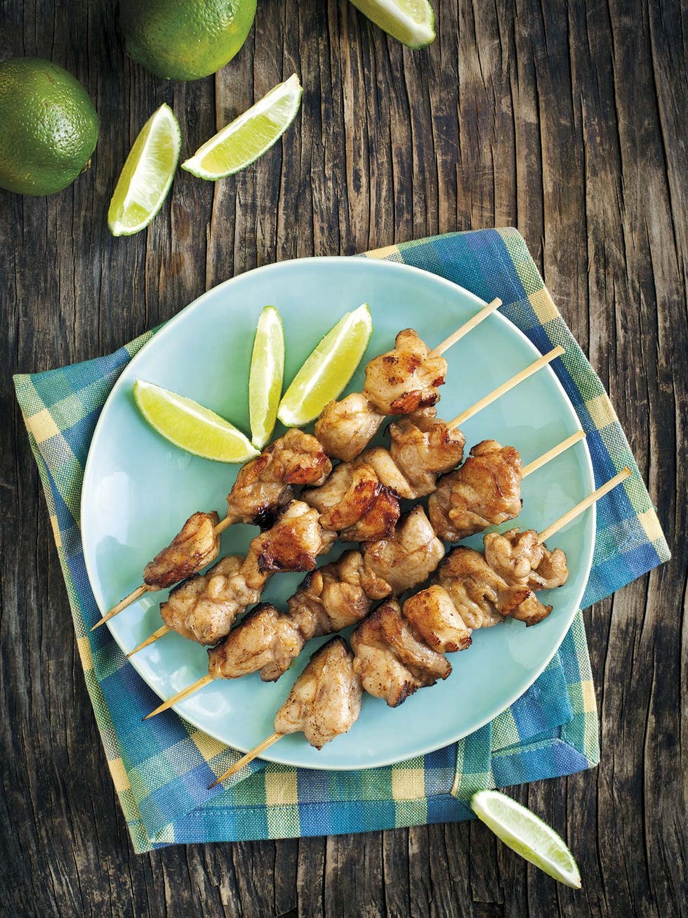 Brochetas de pollo y lima