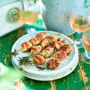 brochetas de vieiras envueltas en bacon