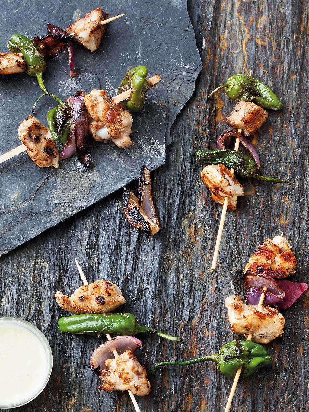brochetas de pollo marinado