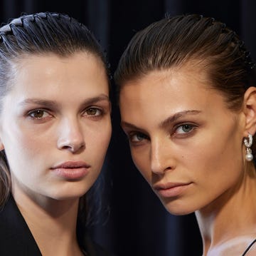 bronceadores liquidos mujeres con el pelo fijado hacia atras