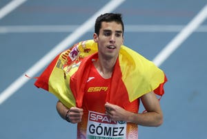 jesús gómez pasea con la bandera de españa celebrando su medalla de bronce en los 1500 metros