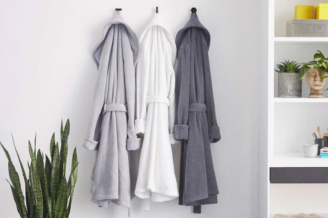 https://hips.hearstapps.com/hmg-prod/images/brooklinen-plush-robe-2-1583937052.jpg