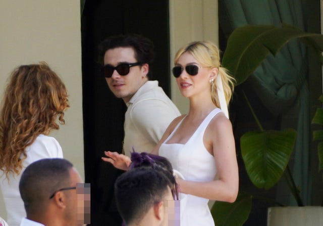 brooklyn beckham y nicola peltz, primer plan de recién casados en un brunch tras su boda