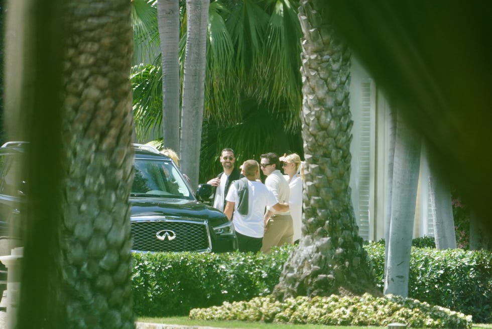 brooklyn beckham y nicola peltz, primer plan de recién casados en un brunch tras su boda