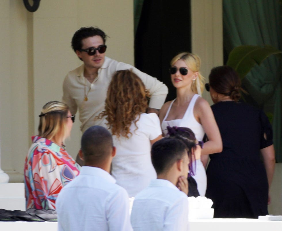 brooklyn beckham y nicola peltz, primer plan de recién casados en un brunch tras su boda