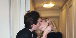brooklyn beckham felicita el cumpleaños a nicola peltz con un apasionado beso