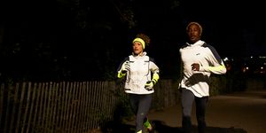 man en vrouw hardlopen in het donker