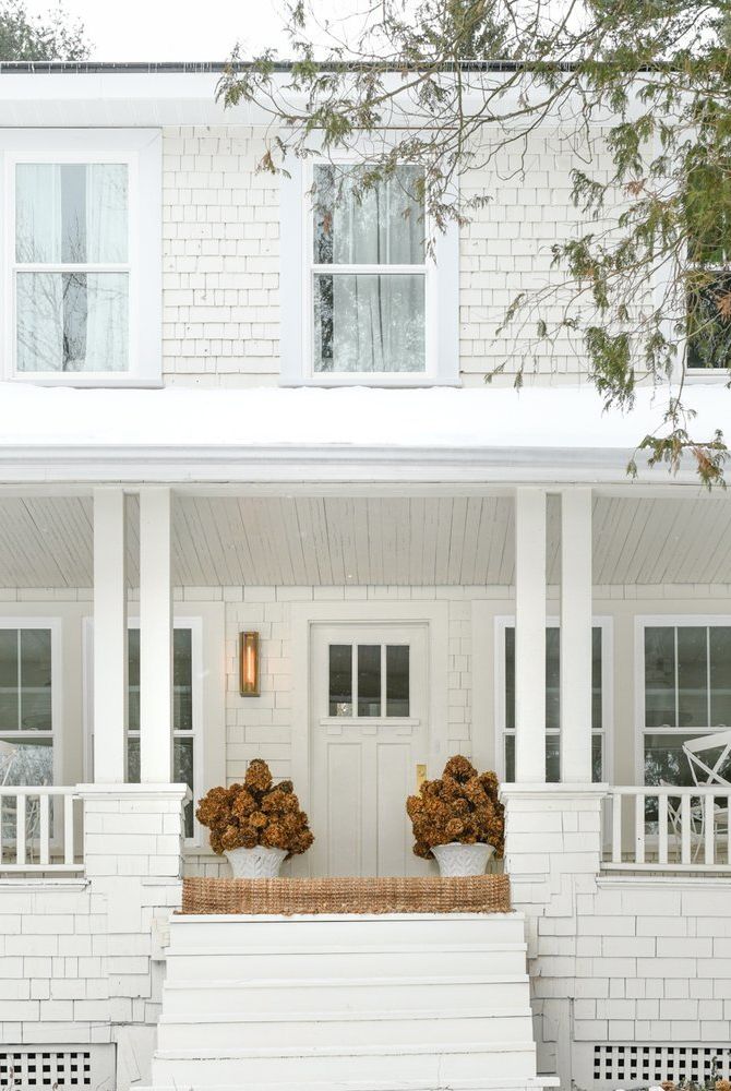 16 Cozy Wraparound Porch Ideas for Homes of Every Style