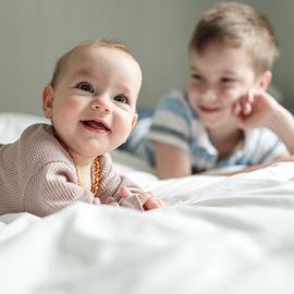 hermano y su hermana pequena sonriendo
