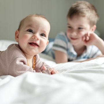 hermano y su hermana pequena sonriendo