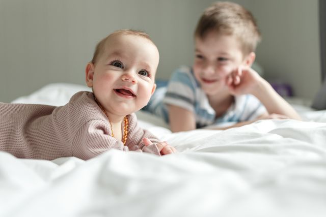 hermano y su hermana pequena sonriendo
