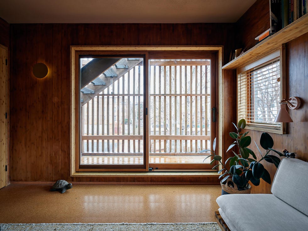 arquitectura consciente y sostenibilidad desde la fachada en este hogar familiar y eficiente