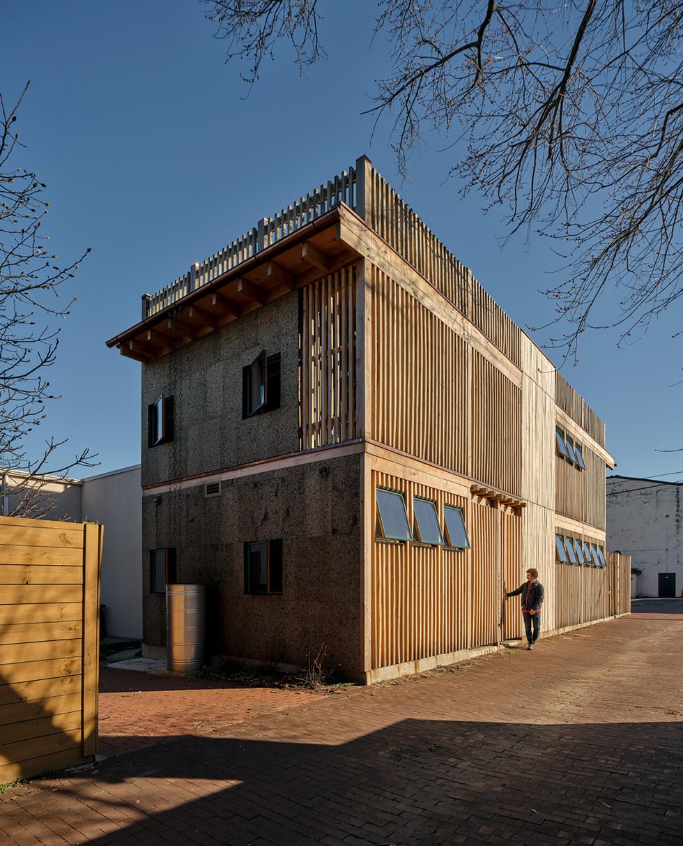 arquitectura consciente y sostenibilidad desde la fachada en este hogar familiar y eficiente