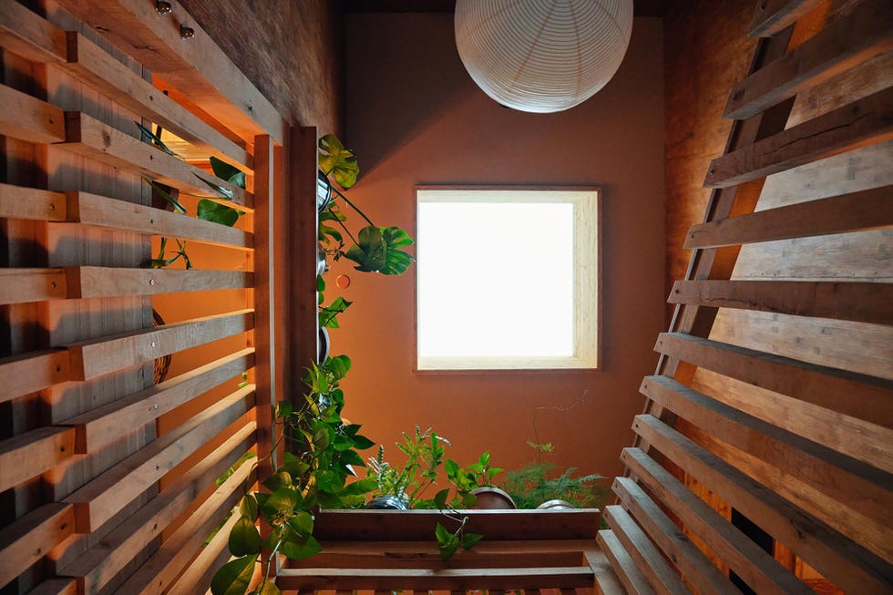arquitectura consciente y sostenibilidad desde la fachada en este hogar familiar y eficiente