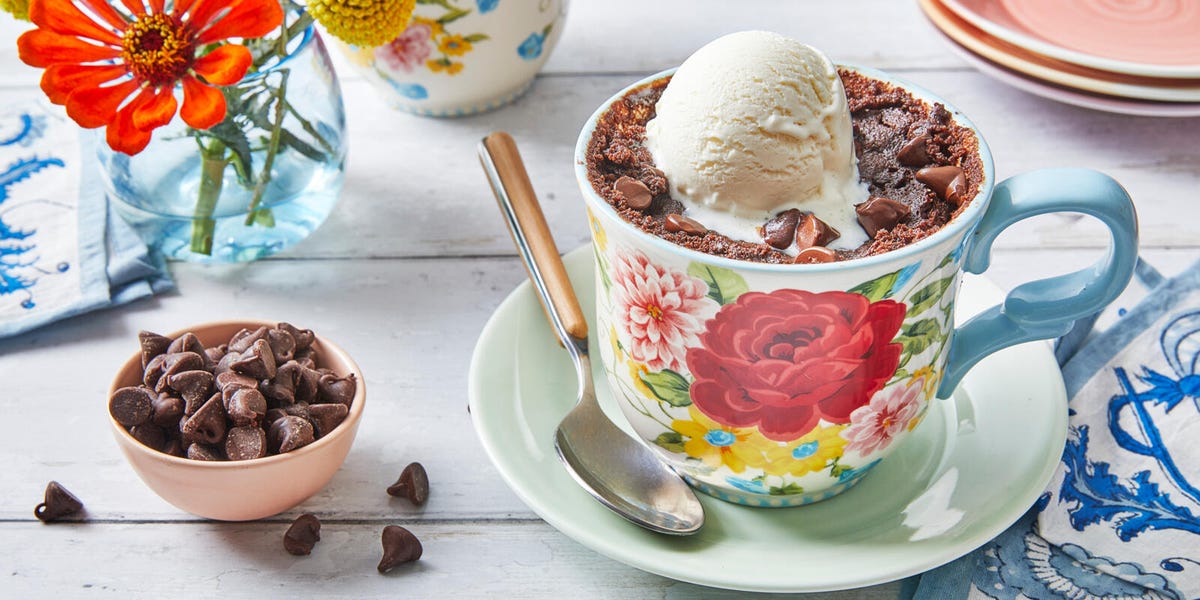 https://hips.hearstapps.com/hmg-prod/images/brownie-in-a-mug-recipe-2-1662604546.jpg?crop=0.8888888888888888xw:1xh;center,top&resize=1200:*