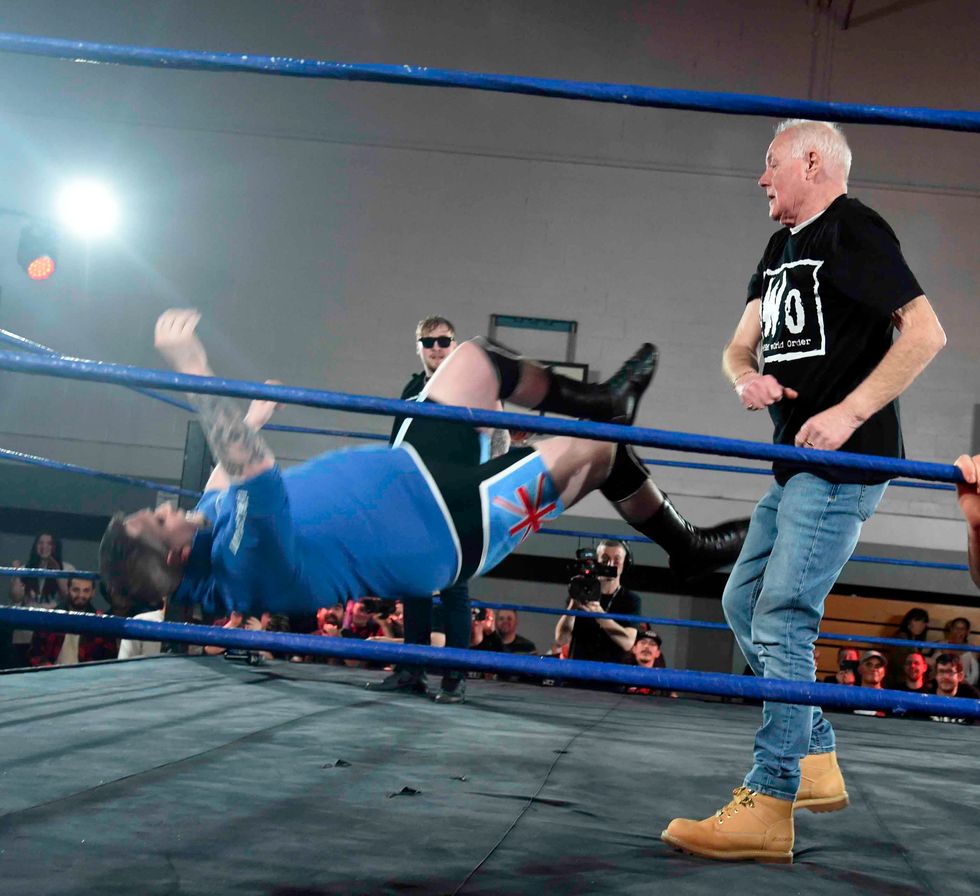Bruce Jones kämpft in einem Wrestlingring im Trinity Sports Center in Manchester gegen Wrestler