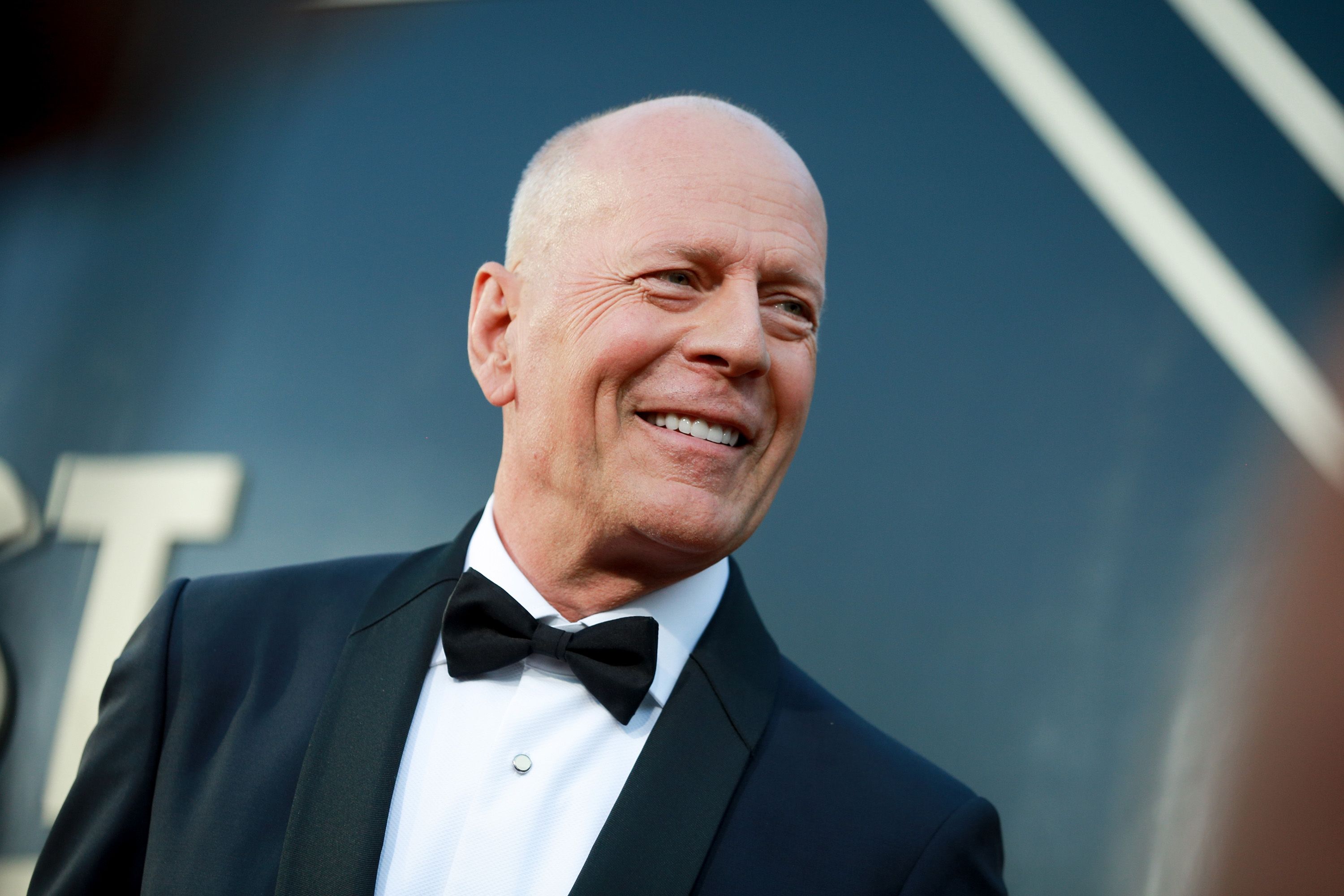 セール…ブルース・ウィリス直筆サイン入り2Lサイズ写真‥Bruce Willis ブルース・ウィリス 直筆サインフォト写真