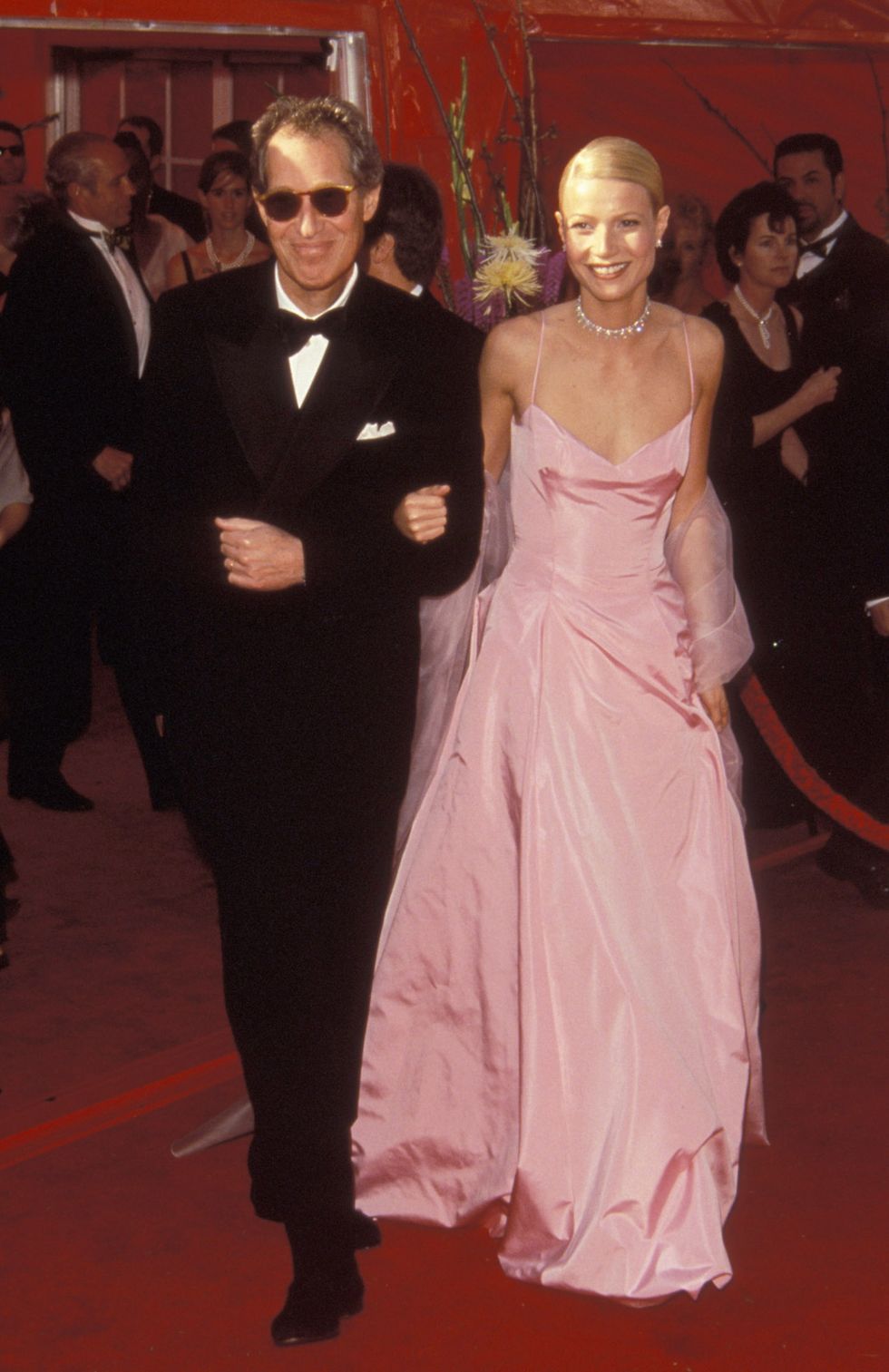 gwyneth paltrow and bruce paltrow during 71st annual academy awards arrivals at dorothy chandler pavilion in los angeles, california, united states photo by ron galellaron galella collection via getty images