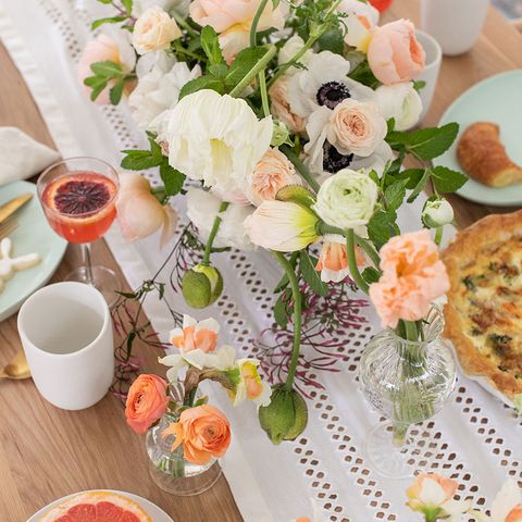 how to host a brunch party flowers