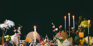 mesa con velas, florres y platos de comida zingara madrid