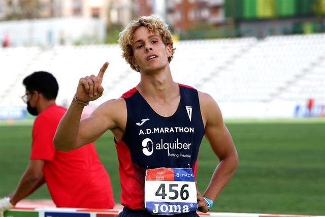 bruno comín celebra su campeonato de españa de decatlón