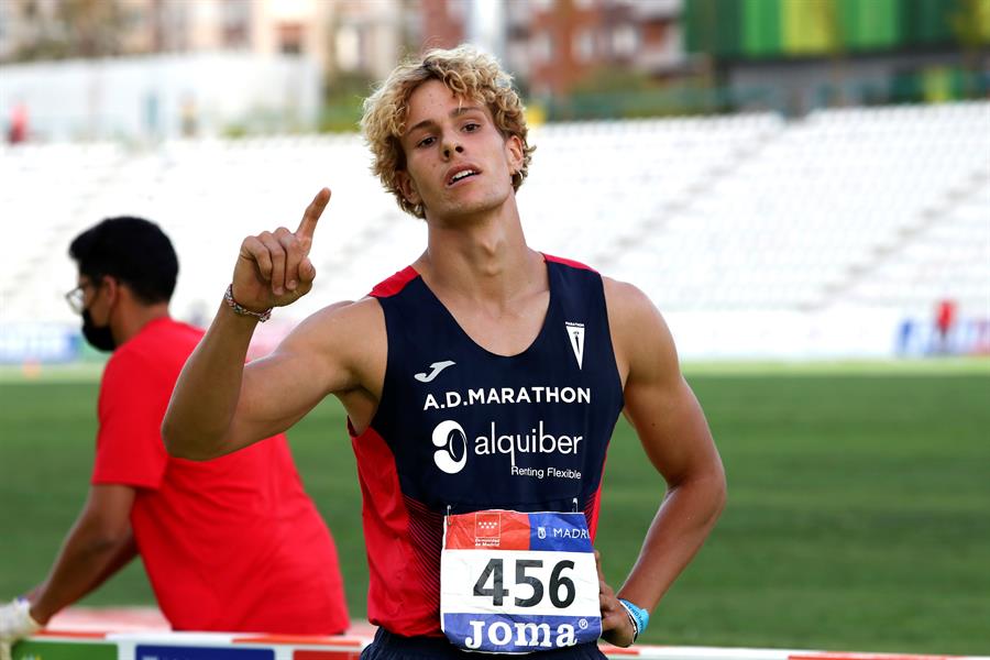bruno comín celebra su campeonato de españa de decatlón