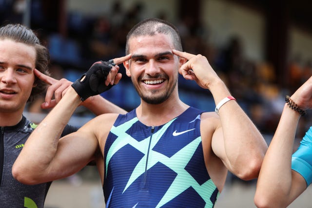 bruno hortelano hace su tradicional gesto de señalarse la cabeza tras correr una carrera de velocidad