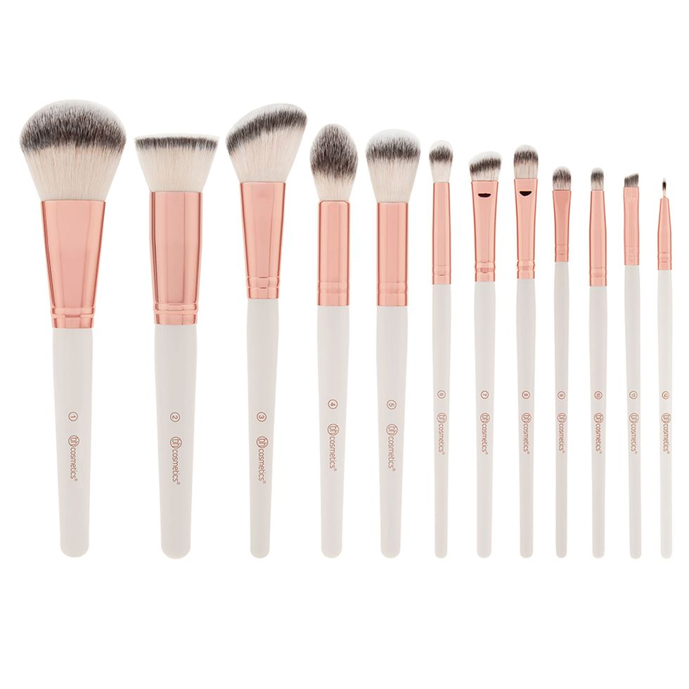 Brush, Makeup brushes, Cosmetics, Product, Beauty, Eye shadow, Eye, Pink, Material property, Paint brush, 