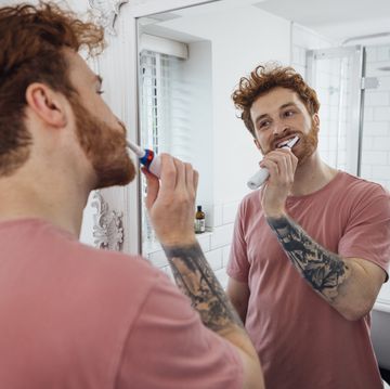 hombre lavándose los dientes