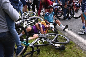 el accidente masivo durante la primera etapa del tour de francia 2021