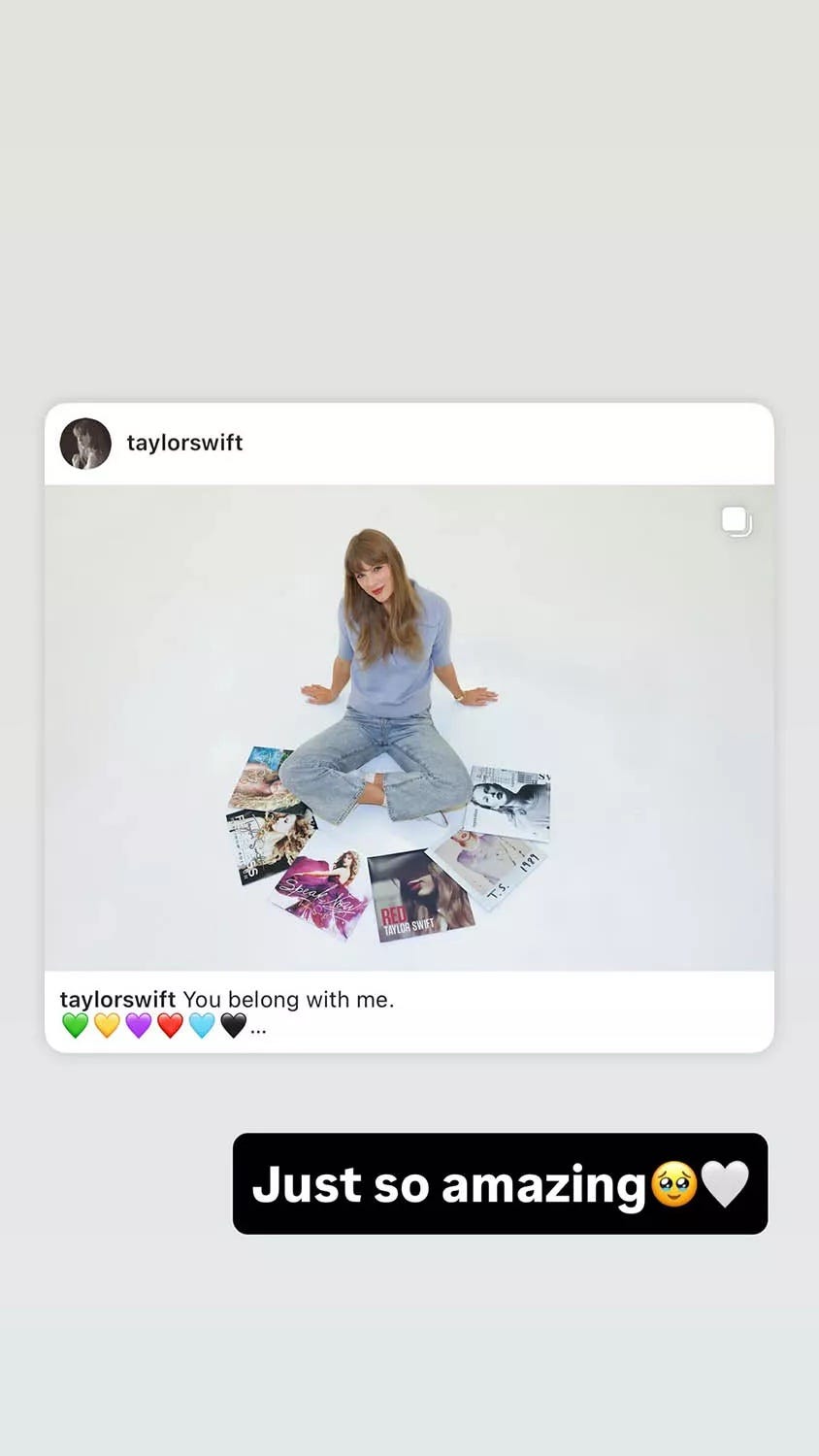 Taylor Swift mit Albumcovern auf dem Boden