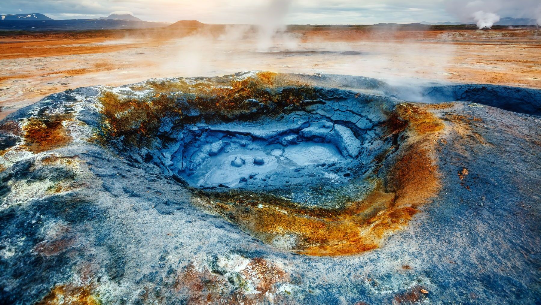 vlak onder het aardoppervlak in het geothermische gebied námaskarð gaan ontzagwekkende krachten schuil