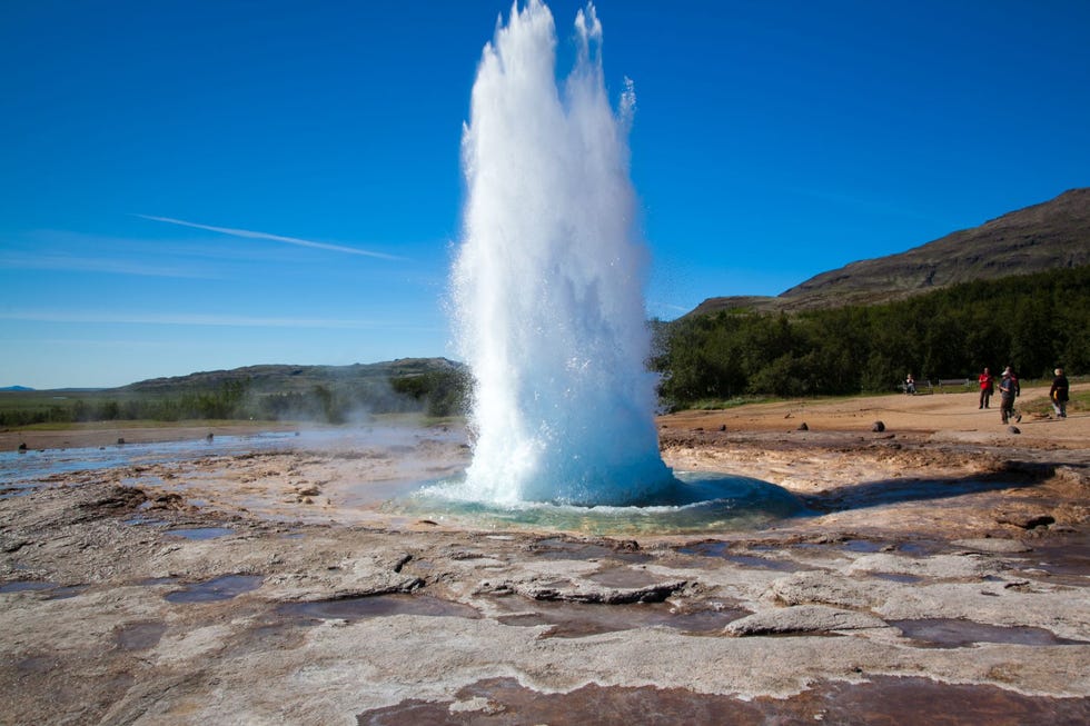 de strokkur ontlaadt terwijl je toekijkt in een krachtexplosie
