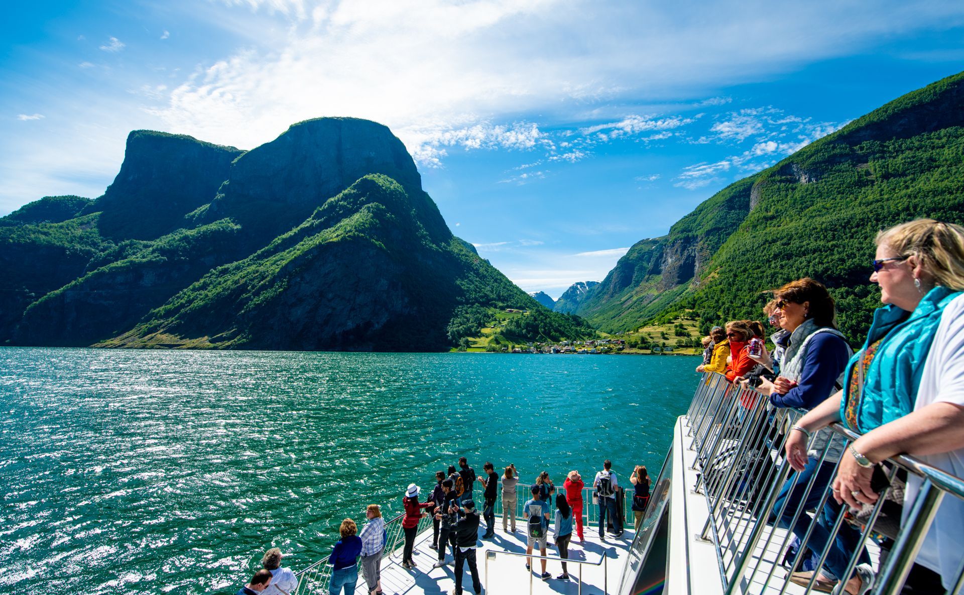 Een fjordcruise is een onvergetelijk hoogtepunt van een rondreis door Noorwegen