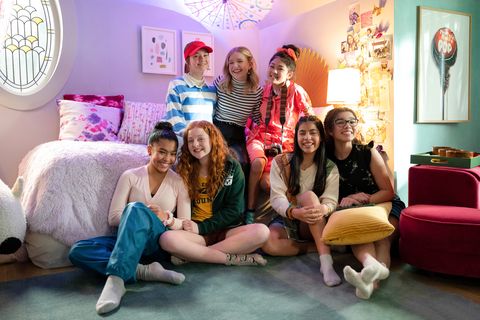the baby sitters club l to r anais lee as jessi ramsey, vivian watson as mallory pike, sophie grace as kristy thomas, shay rudolph as stacey mcgill, momona tamada as claudia kishi, kyndra sanchez as dawn schafer, and malia baker as mary anne spier in episode 201 of the baby sitters club cr kailey schwermannetflix © 2021